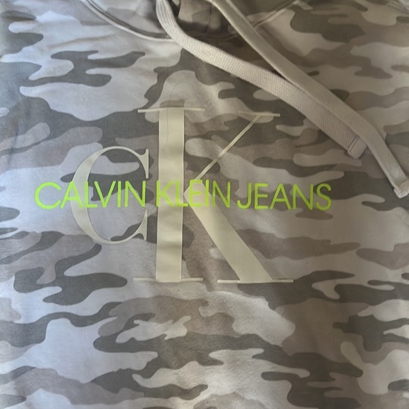 sweatshirt - Picture 2 of 3